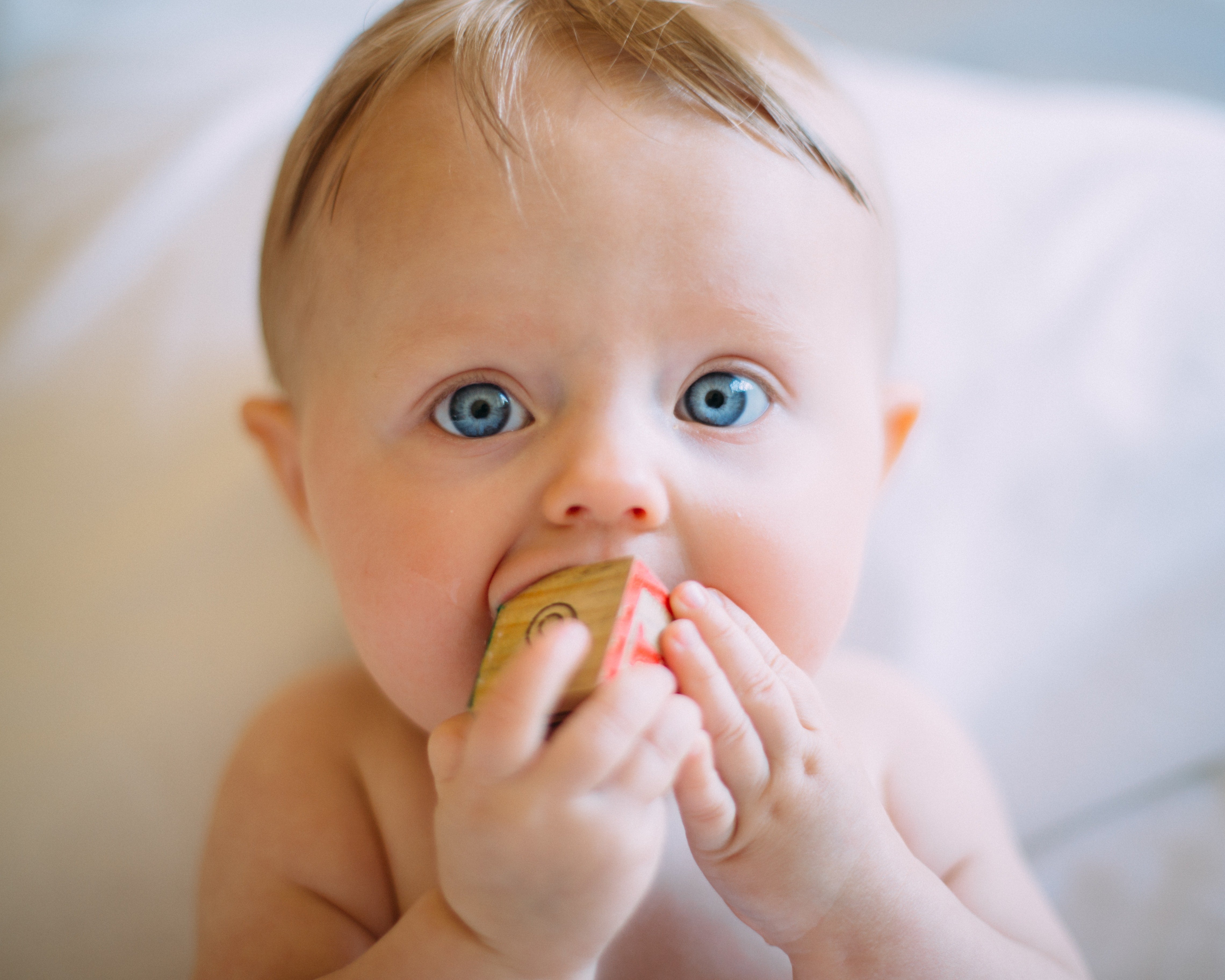 Poussée dentaire de bébé : tout savoir des dents de lait